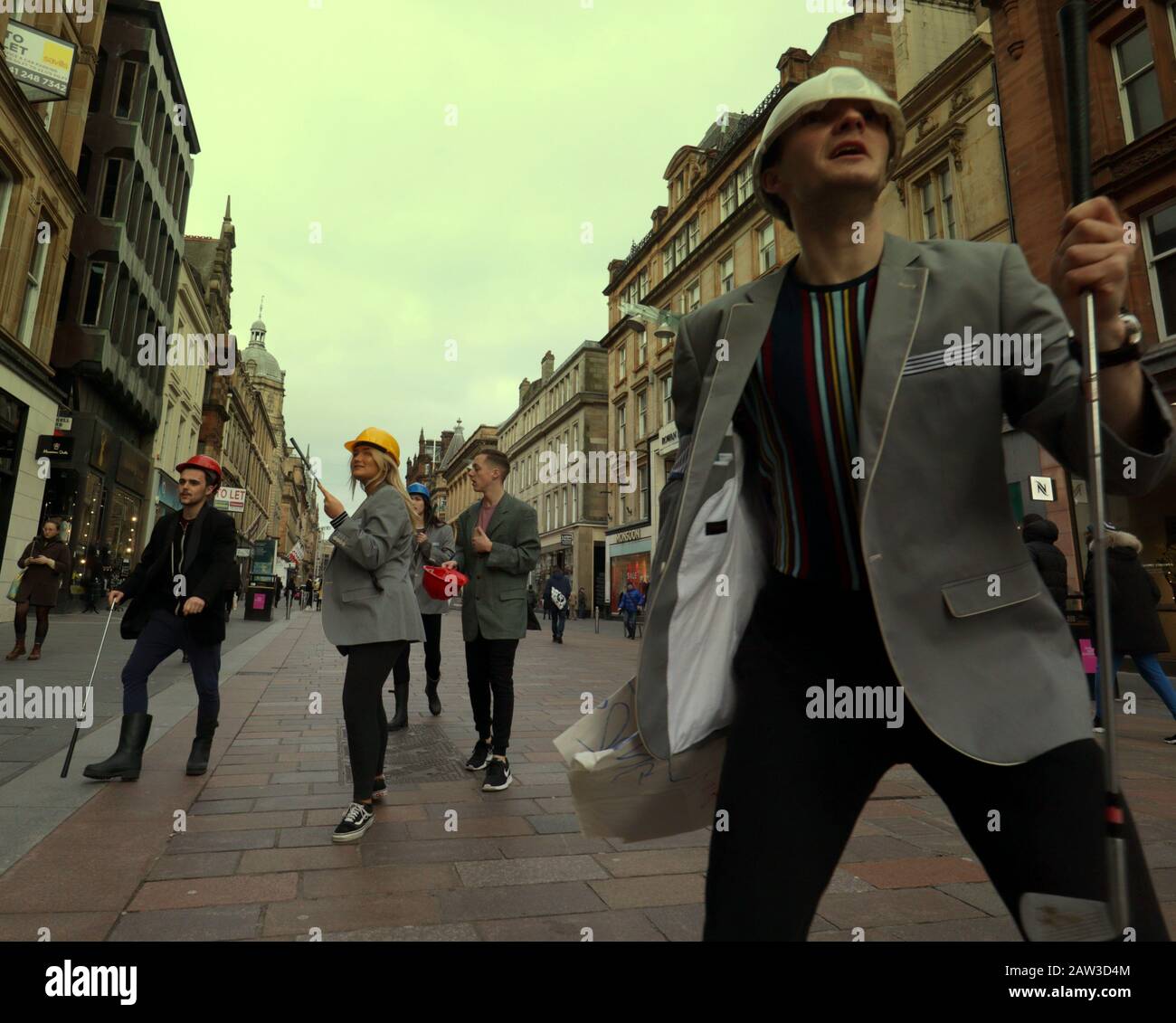 Glasgow, Schottland, Großbritannien, 6. Februar 2020: Großbritannien Wetter: Sonnige Meile, die das Einkaufszentrum der Buchanan Street ist, sah Straßentheater auf seiner Länge als "SURGE", eine Gruppe, die Straßenkunst, physisches Theater und Zirkus aufführt, genossen das gute Wetter. Copywrite Gerard Ferry/Alamy Live News Stockfoto