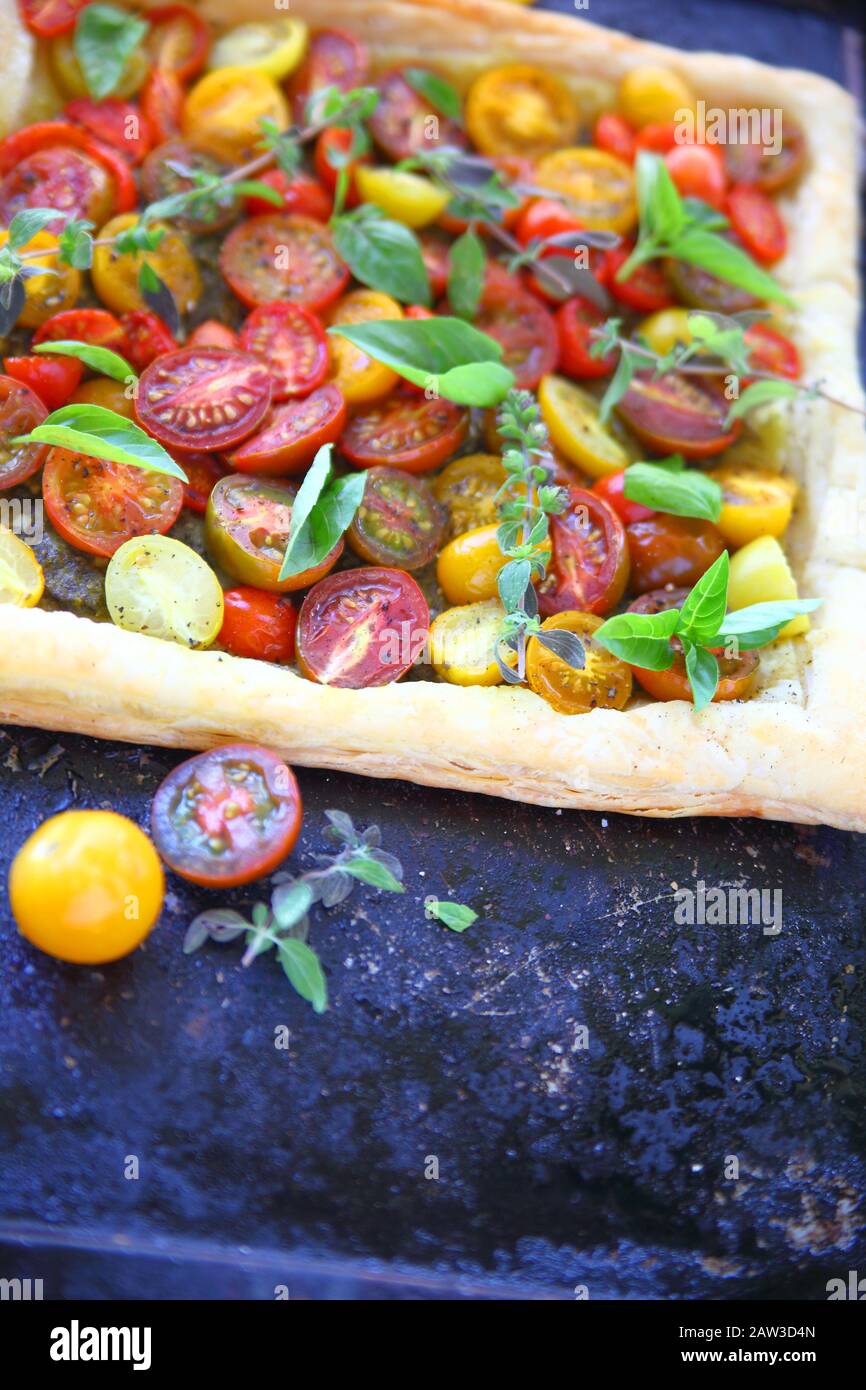 Sommer Gemüse Tarte mit Kirschtomaten, Basilikum und Oregano frisch Stockfoto