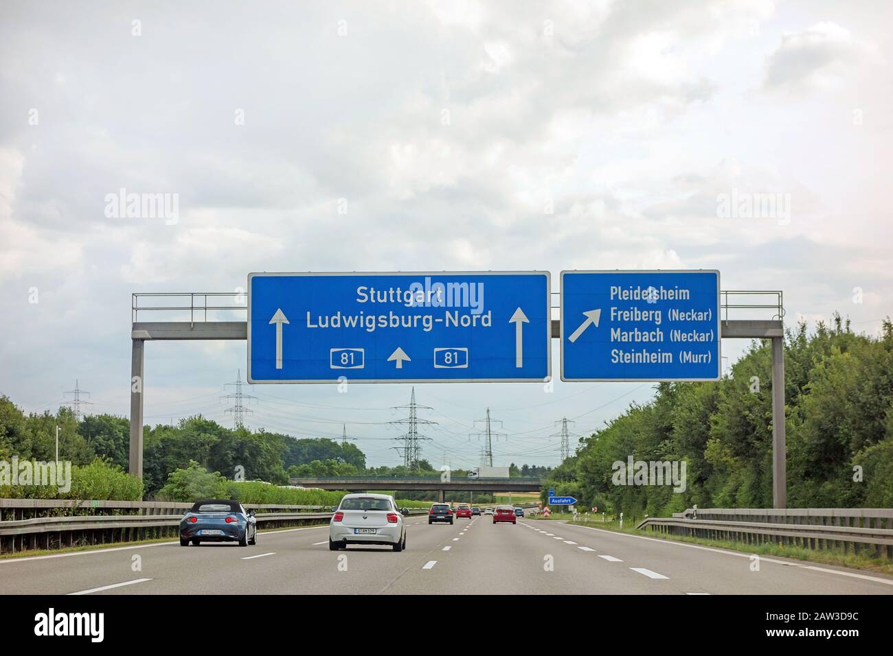 Pleidelsheim, Deutschland - 28. Juni 2017: Autobahn A81 (Autobahn) in der Nähe der Stadt Pleidelsheim, Ausfahrt Freiberg/Marbach (Neckar)/Steinheim (Murr) - Richtung S Stockfoto