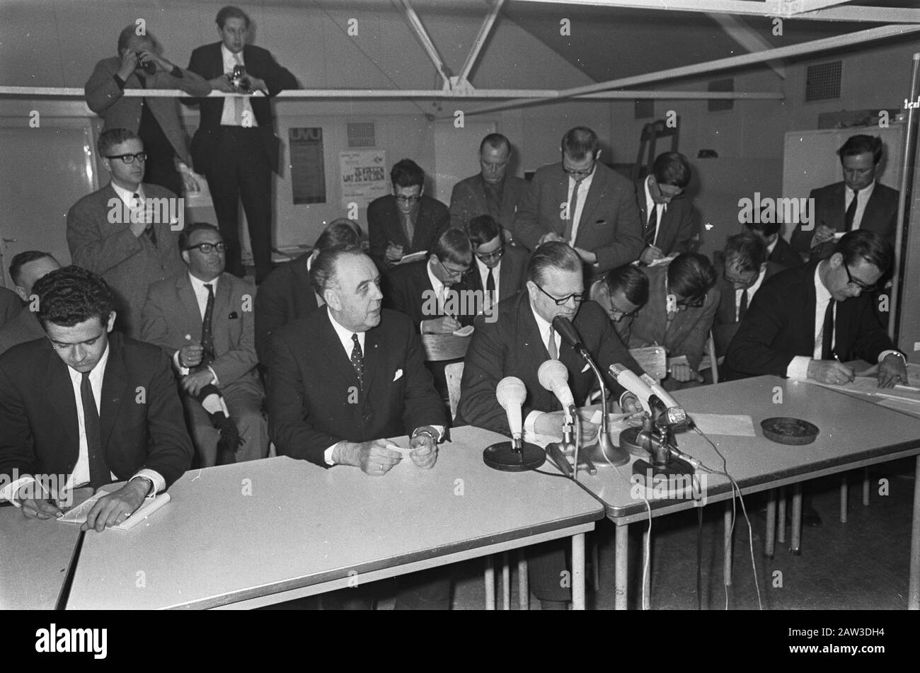 Prince wurde geboren, Herr Van der Wiel (Mitte rechts) und Herr Van der Berge (RVD) machen offizielle Geburt bekannt Datum: 27. April 1967 Stichwörter: Geburten, Princes Personenname: Berge, Willem Hendrik van den Stockfoto