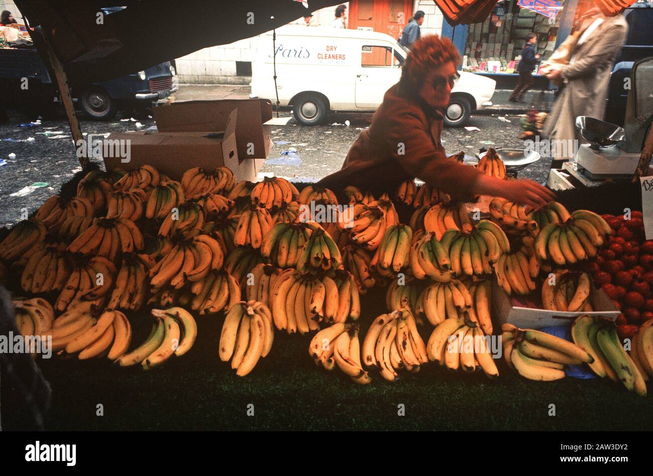 Der Verkauf von Bananen auf einem Marktstand auf dem Portobello Market, Notting Hill, London in den 70er Jahren Stockfoto