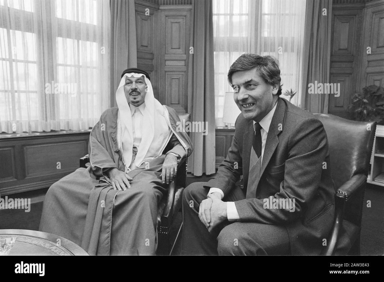 Prinz Talal bin Abdual Aziz al Saud (Saudi-Arabien) war Vorsitzender des Fonds der AG und Sonderbeauftragter UNICEF, moderiert von Premierminister Lubbers Datum: 22. März 1984 Ort: Saudi-Arabien Stichwörter: Einnahmen der Gesandten, Premierminister, Prinzenname: Prinz Talal bin Abdual Aziz Al Saud Institution Name: UNICEF Stockfoto