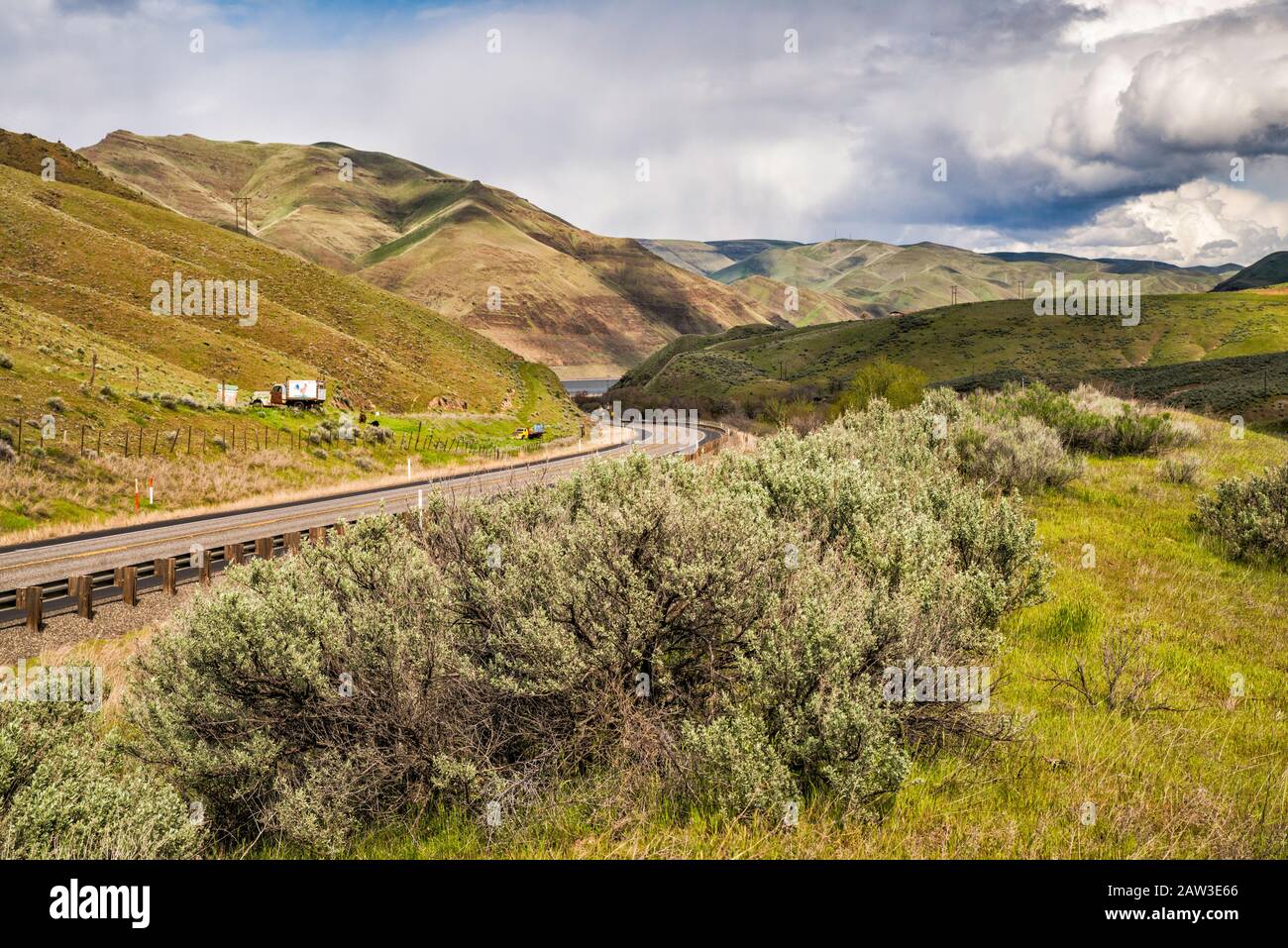 Highway US-12, Lewis and Clark National Historic Trail, der sich dem Snake River Canyon nahe Clarkston, Washington, USA nähert Stockfoto