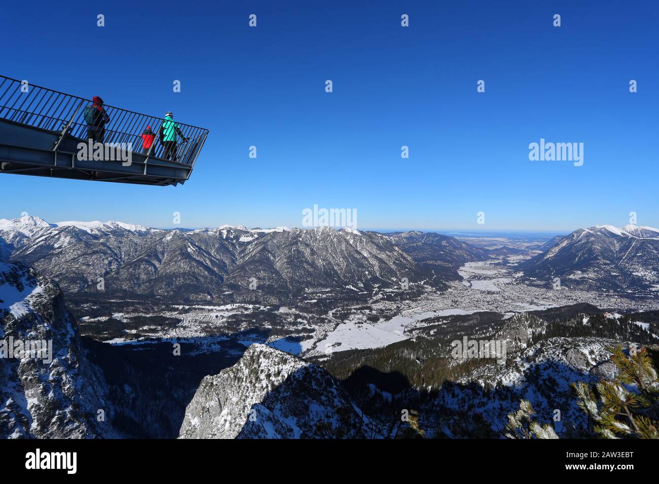 06. Februar 2020, Bayern, Garmisch-Partenkirchen: Besucher genießen von der Aussichtsplattform AlpspiX auf dem 2033 Meter hohen Osterfelderkopf den Blick auf Garmisch-Partenkirchen und die Alpen. Foto: Karl-Josef Hildenbrand / dpa Stockfoto