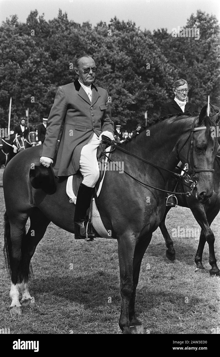 Prinz Bernhard zu Pferd während der Parade im Concours Hippique International Officiel (CHIO) in Rotterdam '83 Prinzen, Reitsport, Pferdeschau, Pferde, Bernhard (Prinz Niederlande) Datum: 20. August 1983 Ort: Rotterdam, Südholland Schlüsselwörter: Pferdeschau, Pferdesport, Pferdesport, Prinzenname: Bernhard (Prinz Niederlande) Institution Name: CHIO Stockfoto