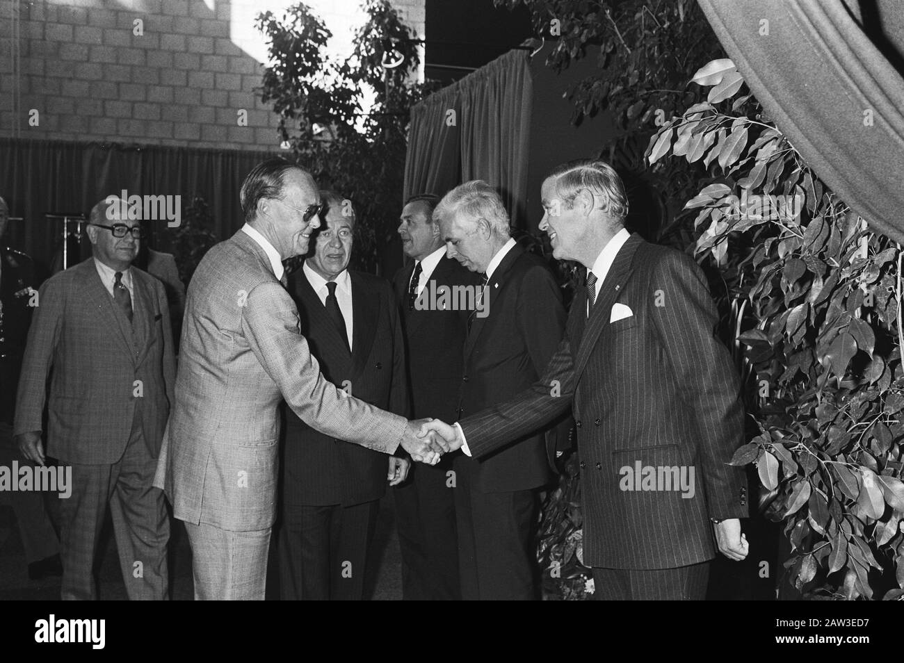 Eröffnung durch Prinz Bernhard der neuen Niederlassung der Spirits and Wine Group Netherlands B. V. (Tochtergesellschaft von Heineken) in Zoetermeer-Fürsten, Brennereien, Häfen, Bernhard, Prinzendatum: 21. September 1979 Standort: Zoetermeer, South Holland Schlüsselwörter: Brennereien Löcher, Prinzennamen: Bernhard, Name der Prinzeneinrichtung: Weingruppe Stockfoto