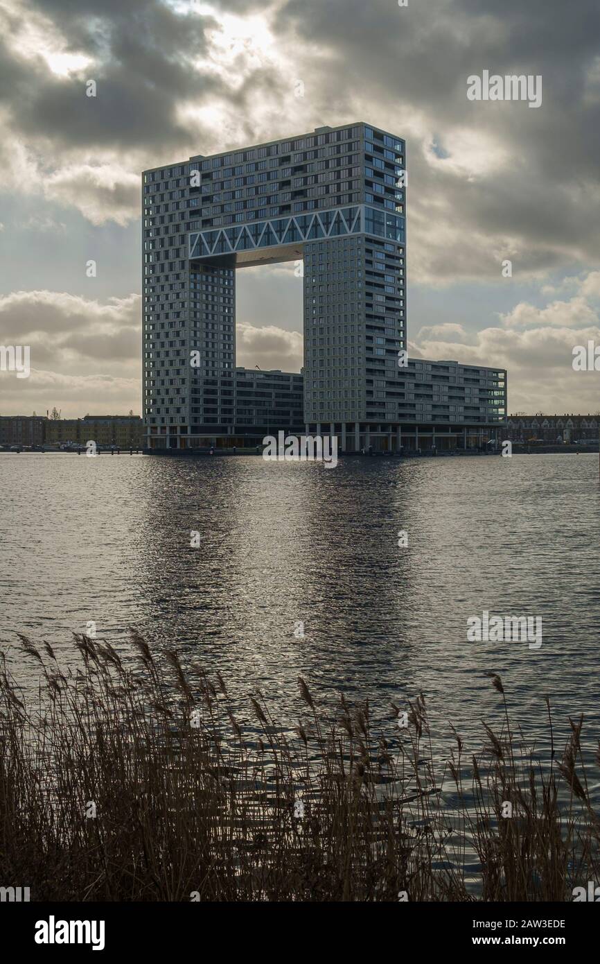 Der Pontsteiger, eine kürzlich fertiggestellte Wohnung, Restaurant und Hotelanlage im Amsterdamer Stadtteil Houthaven. Stockfoto