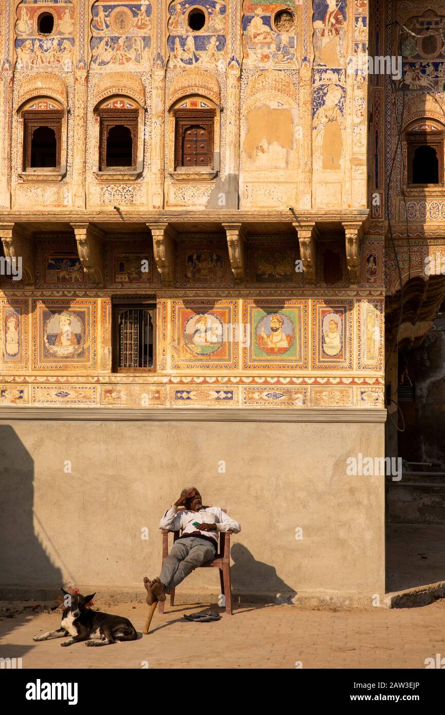 Indien, Rajasthan, Shekhawati, Mandawa, Mohan Lal Sarraf (Joshi) Haveli, Mann, der bei Sonnenschein dottet Stockfoto