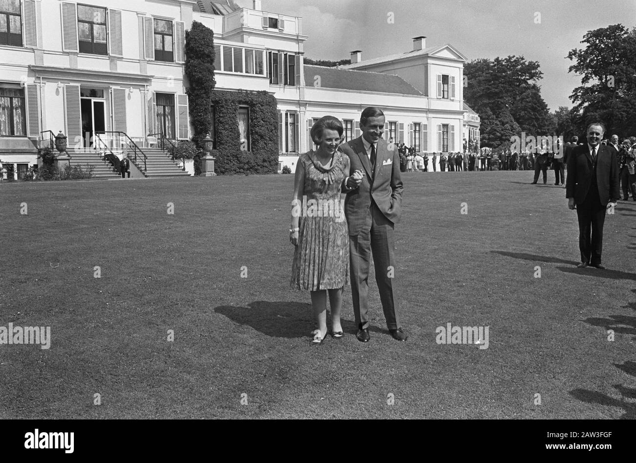 Prinzessin Beatrix und Claus von Amsberg, engagiertes Paar i Garten Datum: 28. Juni 1965 Schlüsselwörter: Engagements Personenname: Beatrix, Prinzessin, Claus, Prinz Stockfoto