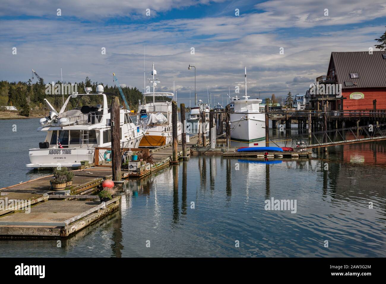 Boote an der Küste von La Conner im Swinomish Channel, Skagit Bay, Puget Sound, in La Conner, Washington, USA Stockfoto