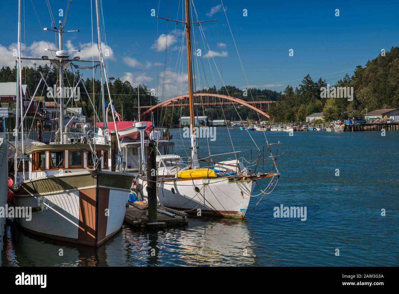 Boote an der Küste von La Conner im Swinomish Channel, Skagit Bay, Puget Sound, in La Conner, Washington, USA Stockfoto