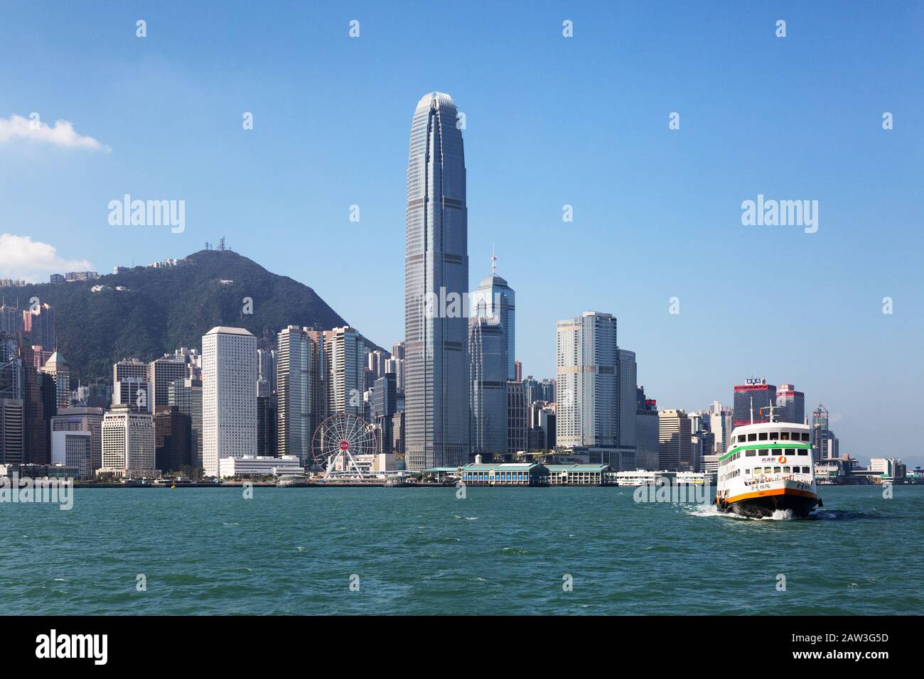 Hong Kong Harbour - eine Fähre, die sich an einem sonnigen Tag über den Victoria Harbour, den Hafen von Hongkong, Hongkong Asien, macht Stockfoto