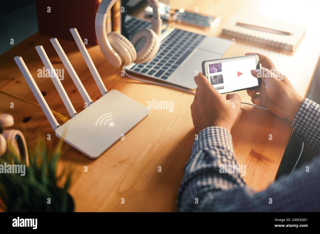 Junger Mann verbinden Router wlan auf dem Smartphone für Internet und online Live Streaming Stockfoto
