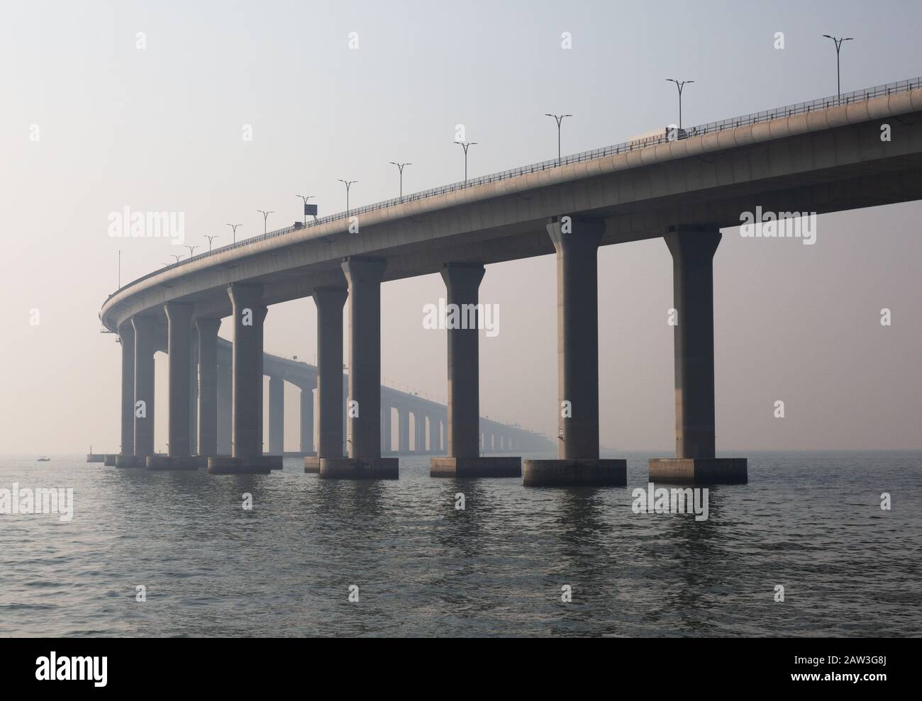 Die Straßenbrücke und die Tunnelverbindung Hong Kong-Zhuhai-Macau in der Dämmerung, ein 55 Km langer chinesischer Ingenieurbau, der 2018 eröffnet wurde; Hongkong Asien Stockfoto