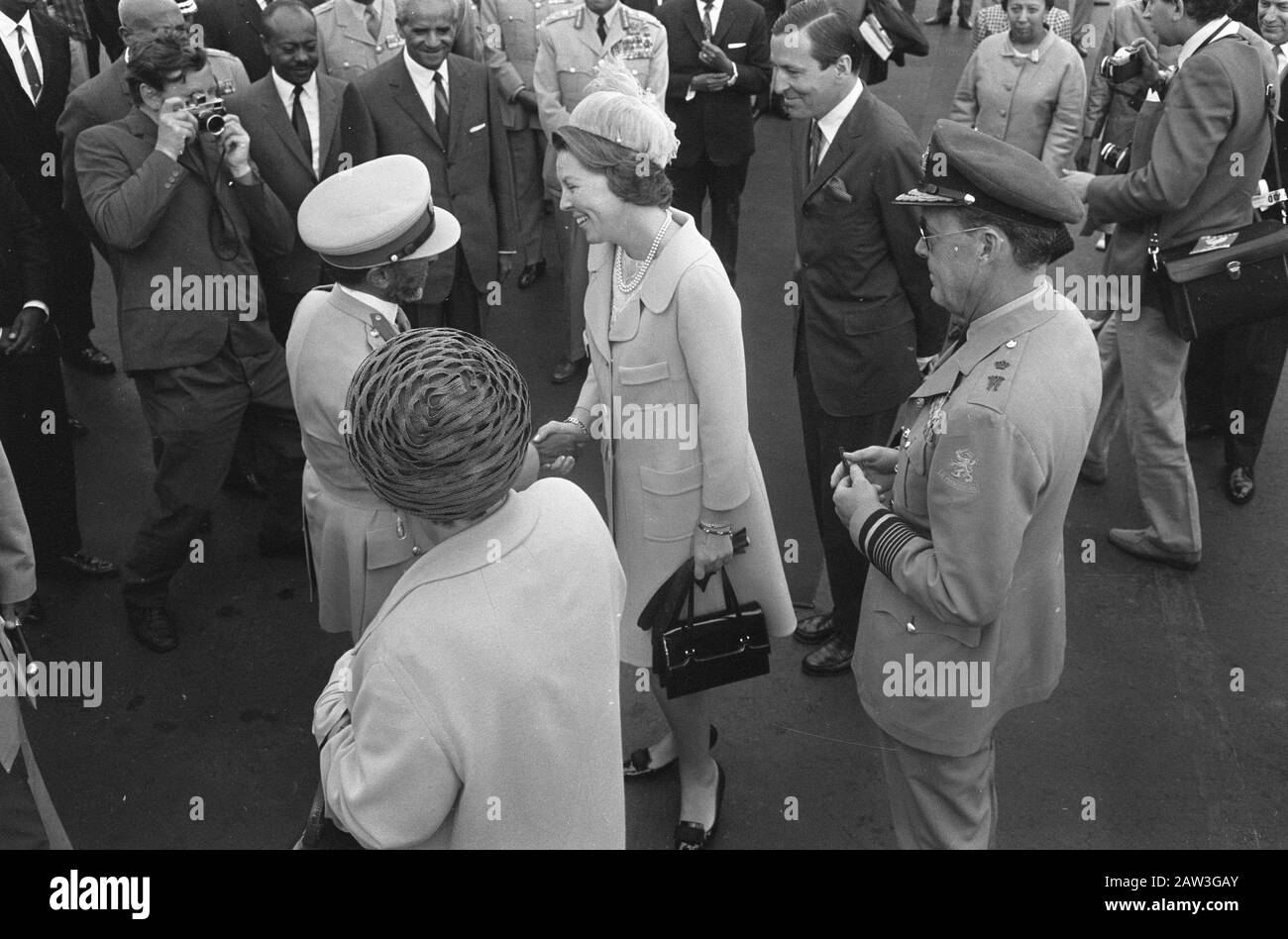 Staatsbesuch königliche Familie in Äthiopien Prinzessin Beatrix und Prinz Claus verabschieden sich vom Flughafen in Addis Abeba Königspaar und Kaiser Haile Selassie (sie verlassen für Tansania) Datum: 2. Februar 1969 Ort: Addis Abeba, Äthiopien Schlüsselwörter: Abschied, Kaiser, Verlassen Flughäfen Personenname: Beatrix, Prinzessin, Claus, Fürst, Haile Selassie, Kaiser von Äthiopien Stockfoto