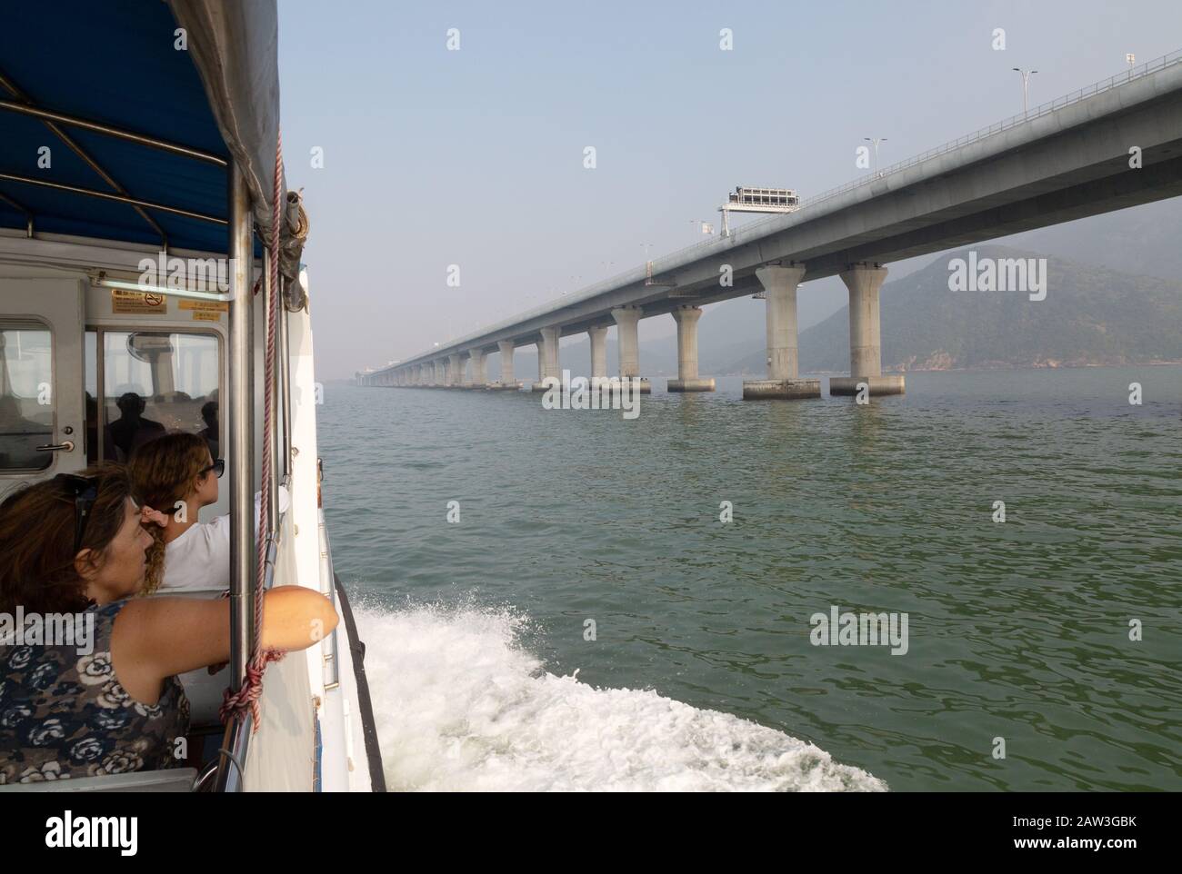 Fährpassagiere, die die Hong Kong Zhuhai Macau Bridge, die Straßenverbindung zwischen Hongkong und Macau, Hong Kong Asia, betrachten Stockfoto