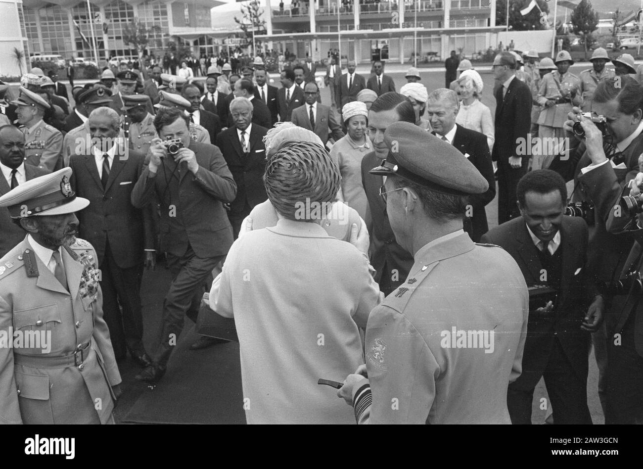 Staatsbesuch königliche Familie in Äthiopien Prinzessin Beatrix und Prinz Claus verabschieden sich vom Flughafen in Addis Abeba Königspaar und Kaiser Haile Selassie (sie verlassen für Tansania) Datum: 2. Februar 1969 Ort: Addis Abeba, Äthiopien Schlüsselwörter: Abschied, Kaiser, Verlassen Flughäfen Personenname: Beatrix, Prinzessin, Claus, Fürst, Haile Selassie, Kaiser von Äthiopien Stockfoto