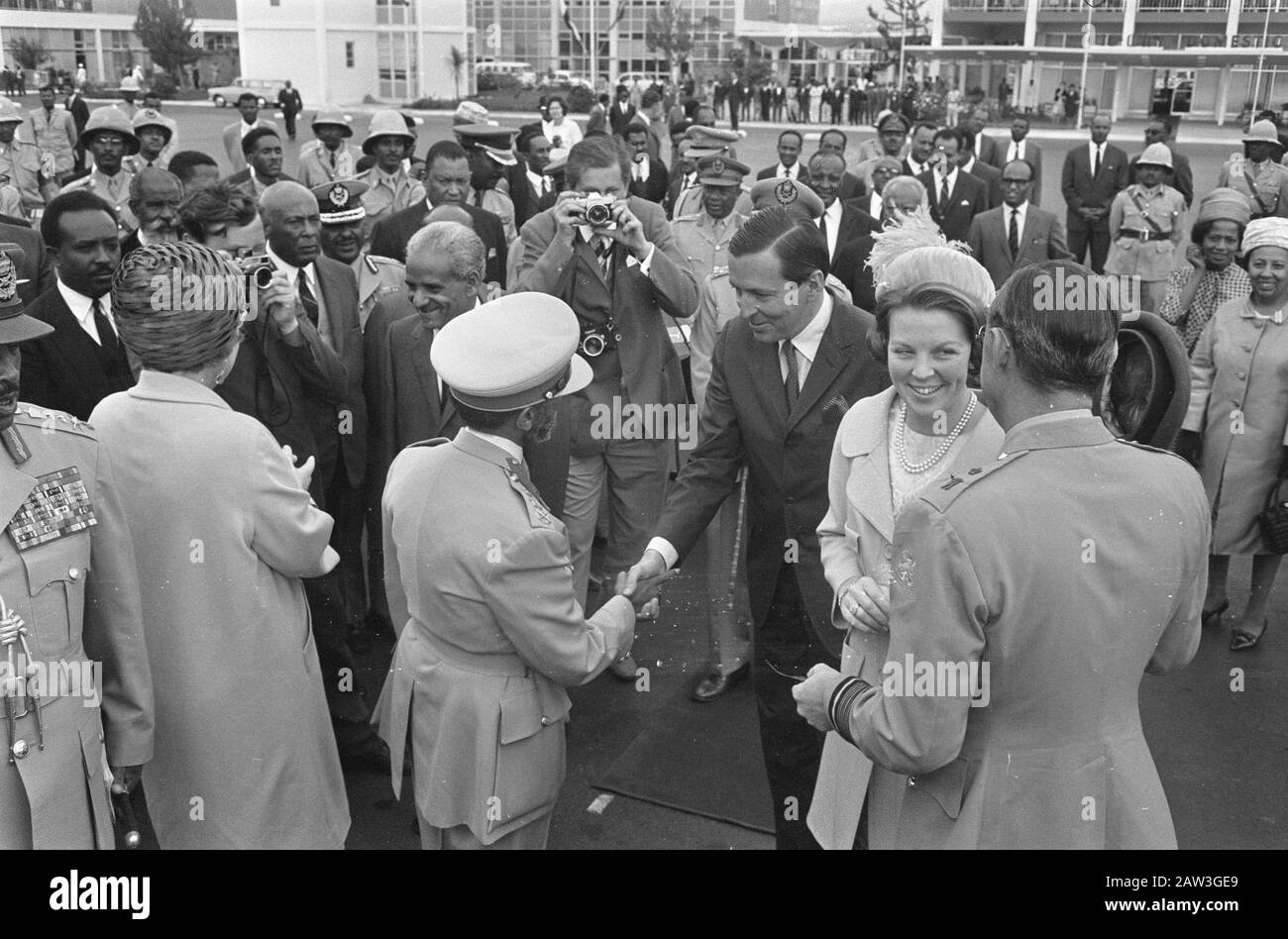 Staatsbesuch königliche Familie in Äthiopien Prinzessin Beatrix und Prinz Claus verabschieden sich vom Flughafen in Addis Abeba Königspaar und Kaiser Haile Selassie (sie verlassen für Tansania) Datum: 2. Februar 1969 Ort: Addis Abeba, Äthiopien Schlüsselwörter: Abschied, Kaiser, Verlassen Flughäfen Personenname: Beatrix, Prinzessin, Claus, Fürst, Haile Selassie, Kaiser von Äthiopien Stockfoto