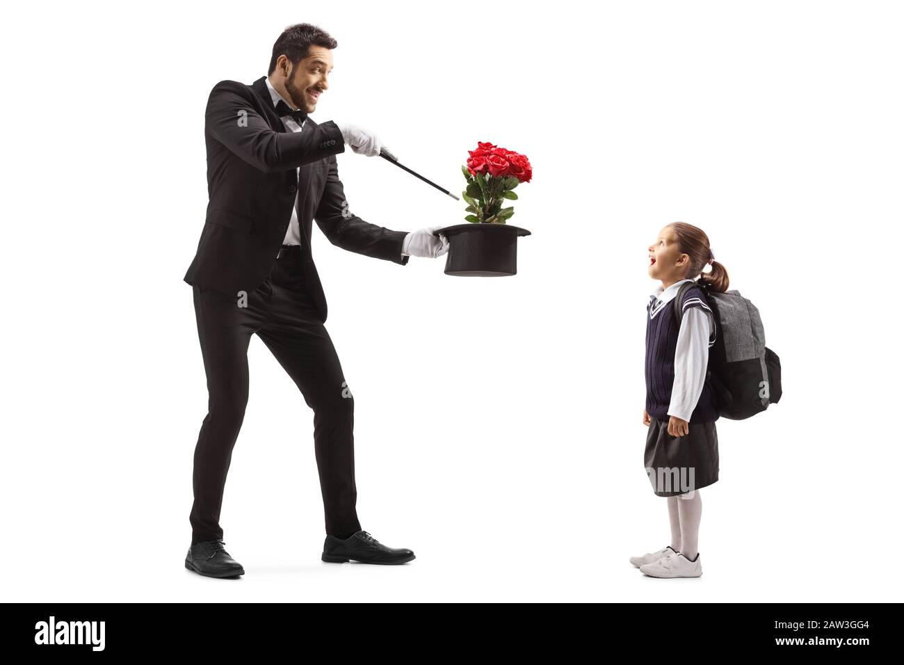 Lange Aufnahme eines Zauberers, der mit Rosen und einem aufgeregten Schulmädchen einen Zaubertrick macht, das isoliert auf weißem Hintergrund beobachtet Stockfoto