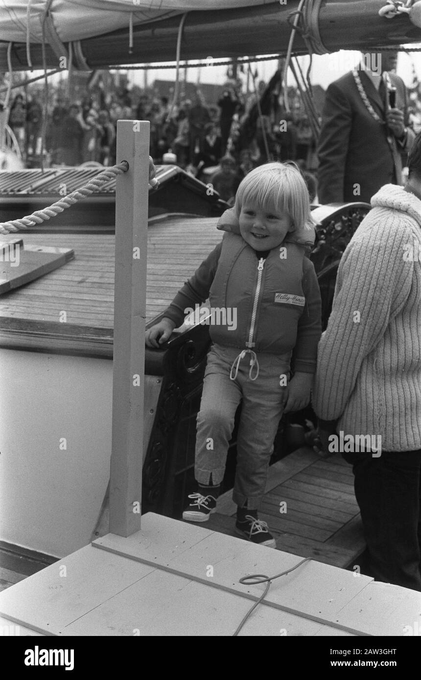 Prinzessin Beatrix und Prinz Claus eröffneten mit drei Kindern den neuen Yachthafen Spakenburg: Keine 6a. Links Prinz Johan Friso und Prinz Willem Alexander bis heute: 23. Mai 1970 Schlagwörter: Yachthäfen, Häfen, Fürsten, Prinzessinnen Personenname: Beatrix, Prinzessin, Claus, Prinz Willem-Alexander, Prinz von Orange Stockfoto