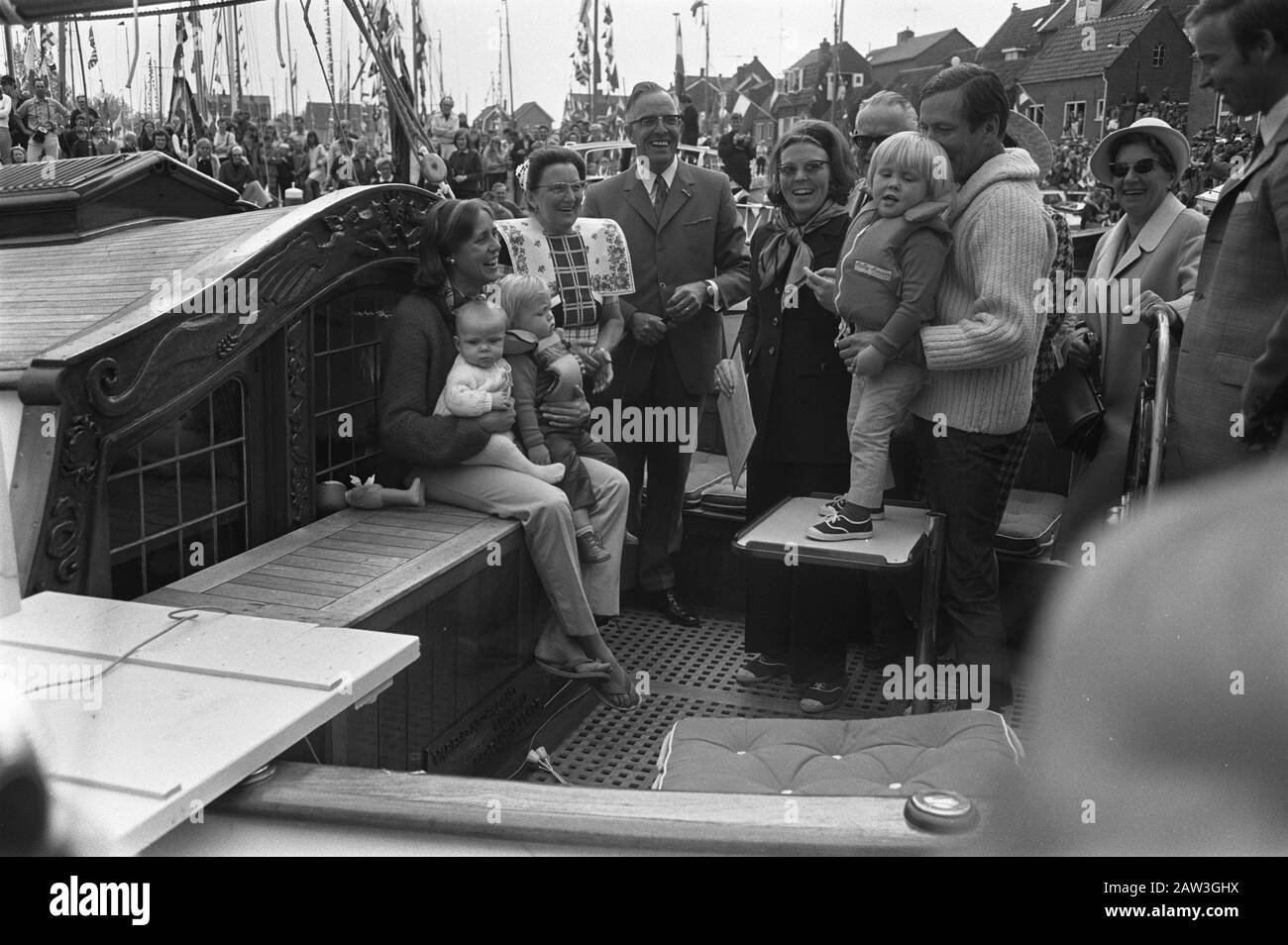 Prinzessin Beatrix und Prinz öffnen Claus mit drei Kindern neuer Yachthafen Spakenburg Datum: 23. Mai 1970 Ort: Spakenburg, Utrechter Schlüsselwörter: Yachthäfen, Häfen, Fürsten, Prinzessinnenname: Beatrix, Prinzessin, Claus, Fürst Stockfoto