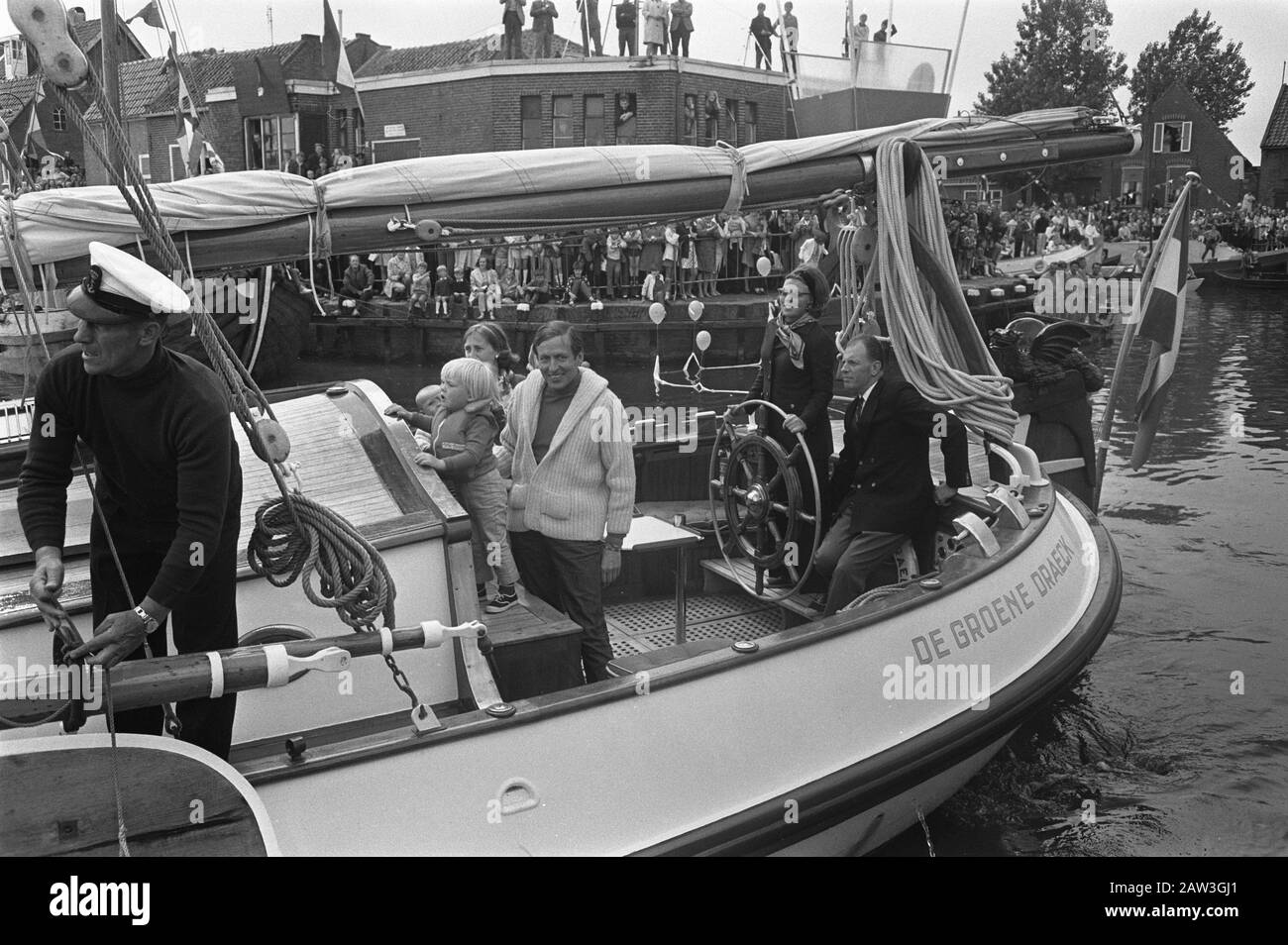 Prinzessin Beatrix und Prinz öffnen Claus mit drei Kindern neuer Yachthafen Spakenburg Datum: 23. Mai 1970 Ort: Spakenburg, Utrechter Schlüsselwörter: Yachthäfen, Häfen, Fürsten, Prinzessinnenname: Beatrix, Prinzessin, Claus, Fürst Stockfoto