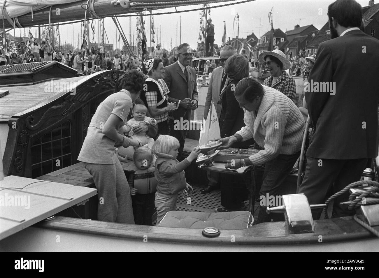 Prinzessin Beatrix und Prinz öffnen Claus mit drei Kindern neuer Yachthafen Spakenburg Datum: 23. Mai 1970 Ort: Spakenburg, Utrechter Schlüsselwörter: Yachthäfen, Häfen, Fürsten, Prinzessinnenname: Beatrix, Prinzessin, Claus, Fürst Stockfoto