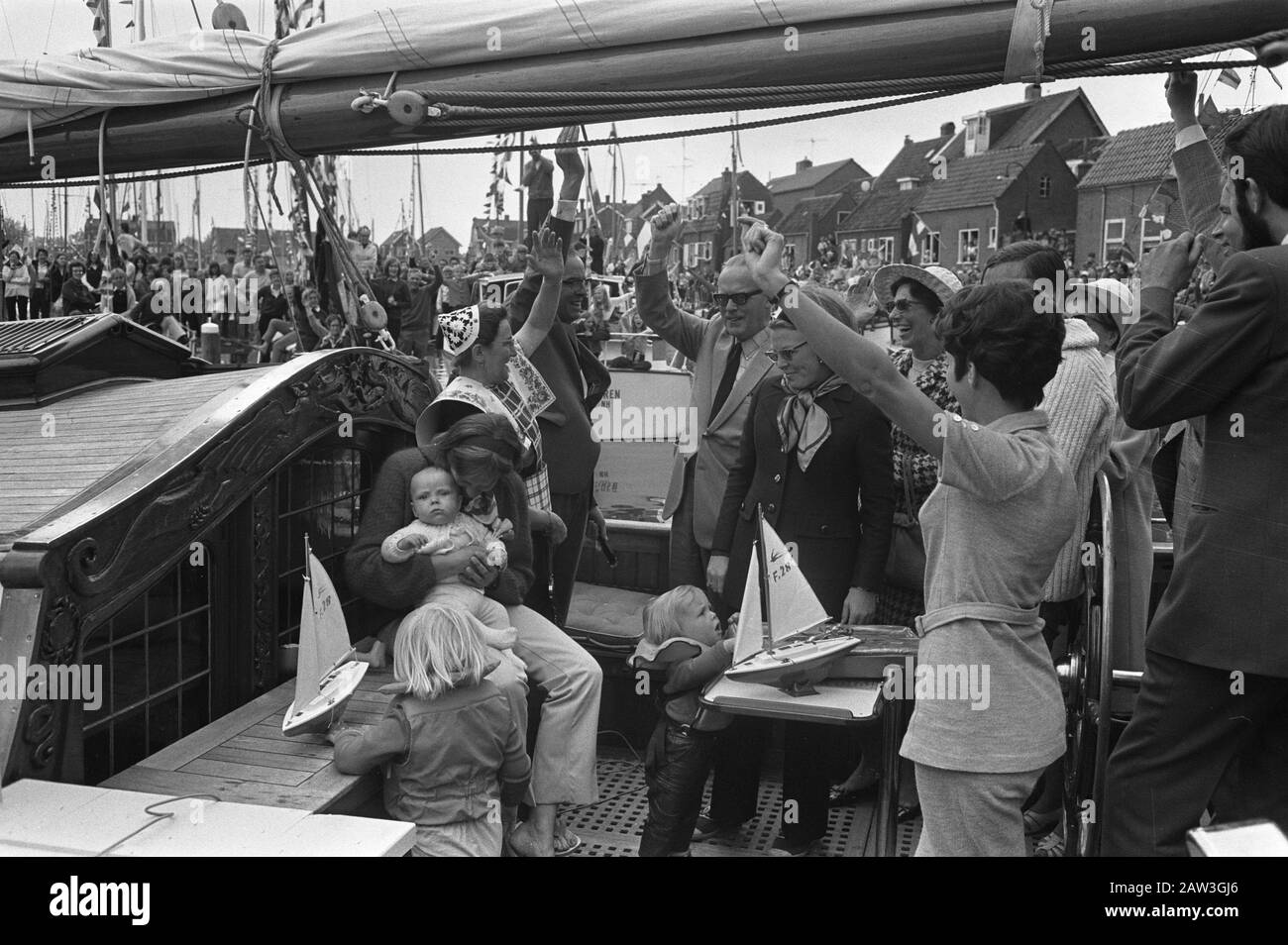 Prinzessin Beatrix und Prinz öffnen Claus mit drei Kindern neuer Yachthafen Spakenburg Datum: 23. Mai 1970 Ort: Spakenburg, Utrechter Schlüsselwörter: Yachthäfen, Häfen, Fürsten, Prinzessinnenname: Beatrix, Prinzessin, Claus, Fürst Stockfoto