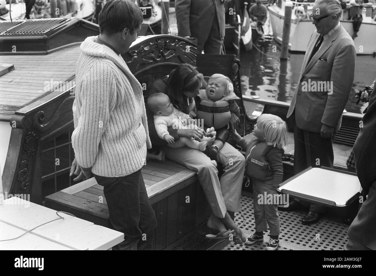 Prinzessin Beatrix und Prinz Claus eröffneten mit drei Kindern den neuen Yachthafen Spakenburg: # 10., 11: 12 v. l. Konstantin, Johan Friso, Willem Datum: 23. Mai 1970 Schlüsselwörter: Yachthäfen, Häfen, Fürsten, Prinzessinnen Personenname: Beatrix, Prinzessin, Claus, Prinz Constantijn, Prinz Johan Friso, Fürst Stockfoto