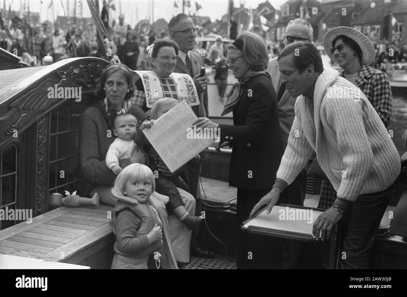 Prinzessin Beatrix und Prinz öffnen Claus mit drei Kindern neuer Yachthafen Spakenburg: Fürstliche Familie erhält Geschenke Datum: 23. Mai 1970 Schlüsselwörter: Yachthäfen, Häfen, Fürsten, Prinzessinnen Personenname: Beatrix, Prinzessin, Claus, Fürst Stockfoto