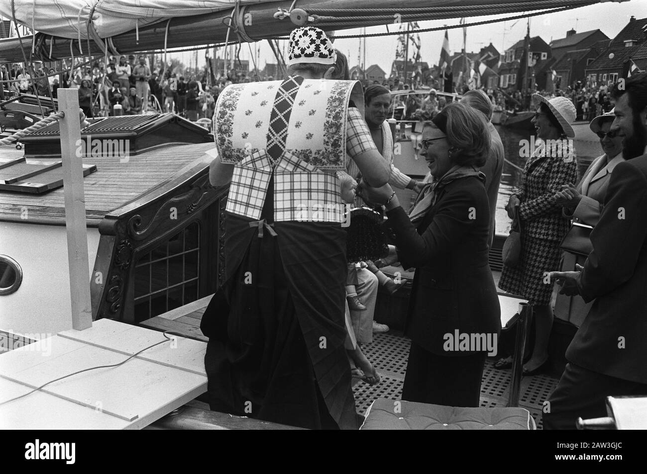 Prinzessin Beatrix und Prinz öffnen Claus mit drei Kindern neuer Yachthafen Spakenburg Datum: 23. Mai 1970 Ort: Spakenburg, Utrechter Schlüsselwörter: Yachthäfen, Häfen, Fürsten, Prinzessinnenname: Beatrix, Prinzessin, Claus, Fürst Stockfoto