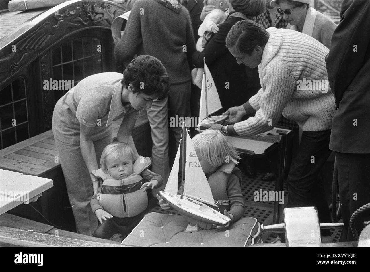 Prinzessin Beatrix und Prinz öffnen Claus mit drei Kindern neuer Yachthafen Spakenburg Datum: 23. Mai 1970 Ort: Spakenburg, Utrechter Schlüsselwörter: Yachthäfen, Häfen, Fürsten, Prinzessinnenname: Beatrix, Prinzessin, Claus, Fürst Stockfoto