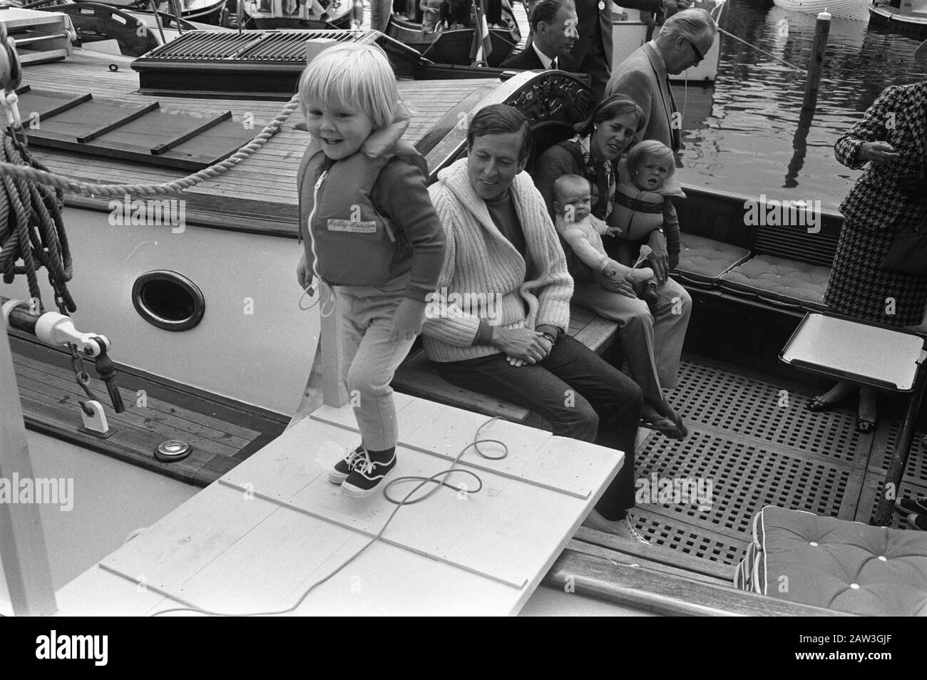 Prinzessin Beatrix und Prinz eröffnen Claus mit drei Kindern neuen Yachthafen Spakenburg: Prinz Willem Alexander steigt an Bord, hinter / Datum: 23. Mai 1970 Schlüsselwörter: Yachthäfen, Löcher, Fürsten, Prinzessinnen Personenname: Beatrix, Prinzessin, Claus, Prinz Willem-Alexander, Prinz von Orange Stockfoto