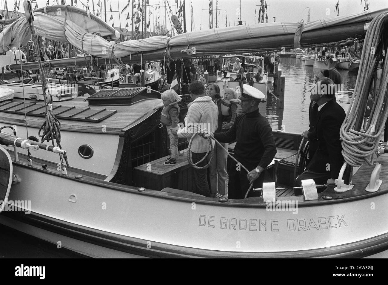 Prinzessin Beatrix und Prinz öffnen Claus mit drei Kindern neuer Yachthafen Spakenburg Datum: 23. Mai 1970 Ort: Spakenburg, Utrechter Schlüsselwörter: Yachthäfen, Häfen, Fürsten, Prinzessinnenname: Beatrix, Prinzessin, Claus, Fürst Stockfoto