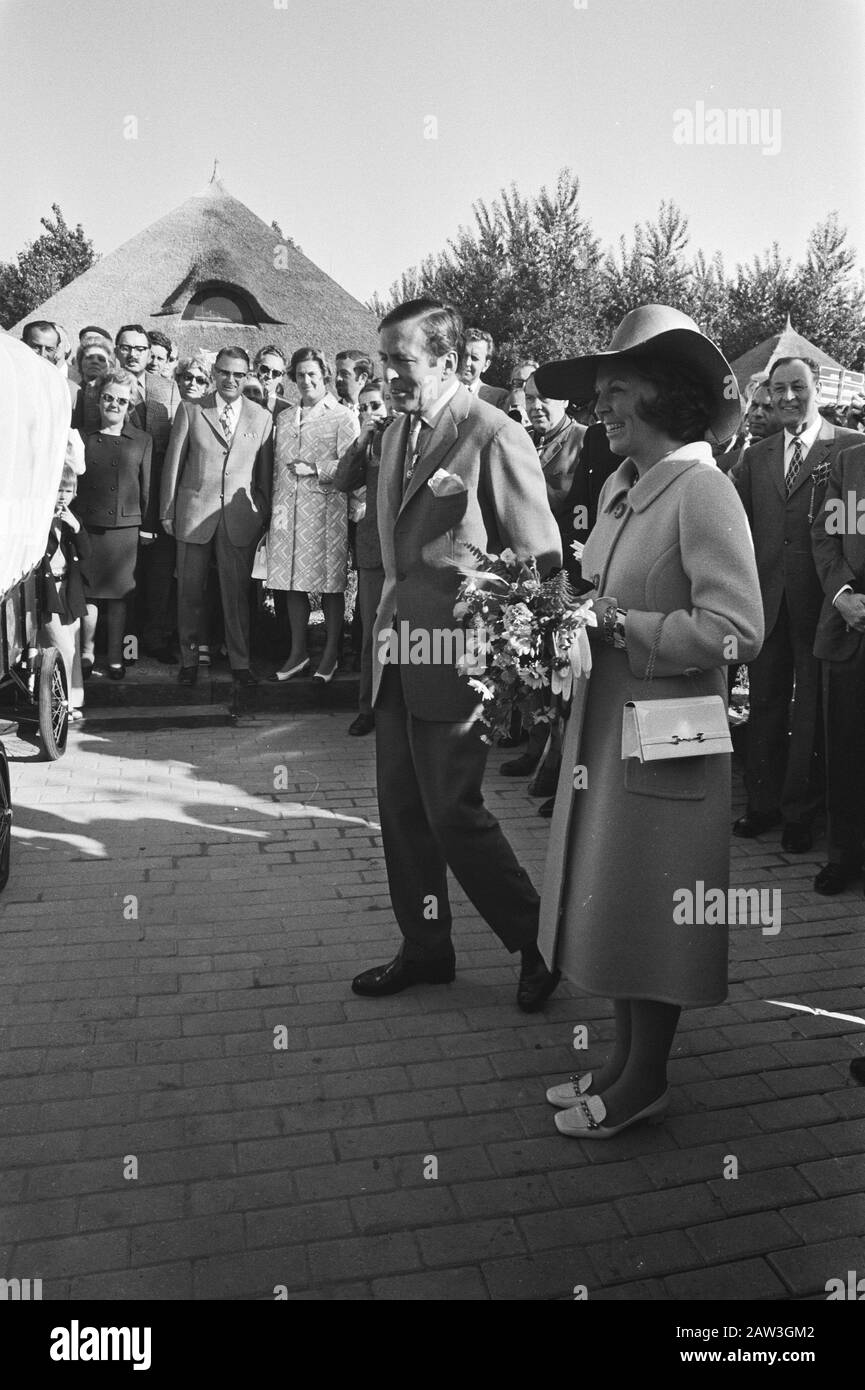 Prinzessin Beatrix und Prinz Claus haben die Nationale Landwirtschaftsdemonstration Flevohof in Flevopolder Prinzessin Beatrix und Prinz Claus während der Tour eröffnet Datum: 21. Mai 1971 Ort: Biddinghuizen, Dronten Schlüsselwörter: Landwirtschaft, Demonstrationen, Löcher, Fürsten, Prinzessinnen, Ausstellungen Personenname: Beatrix (Prinzessin Niederlande), Claus (Prinz Niederlande) Stockfoto