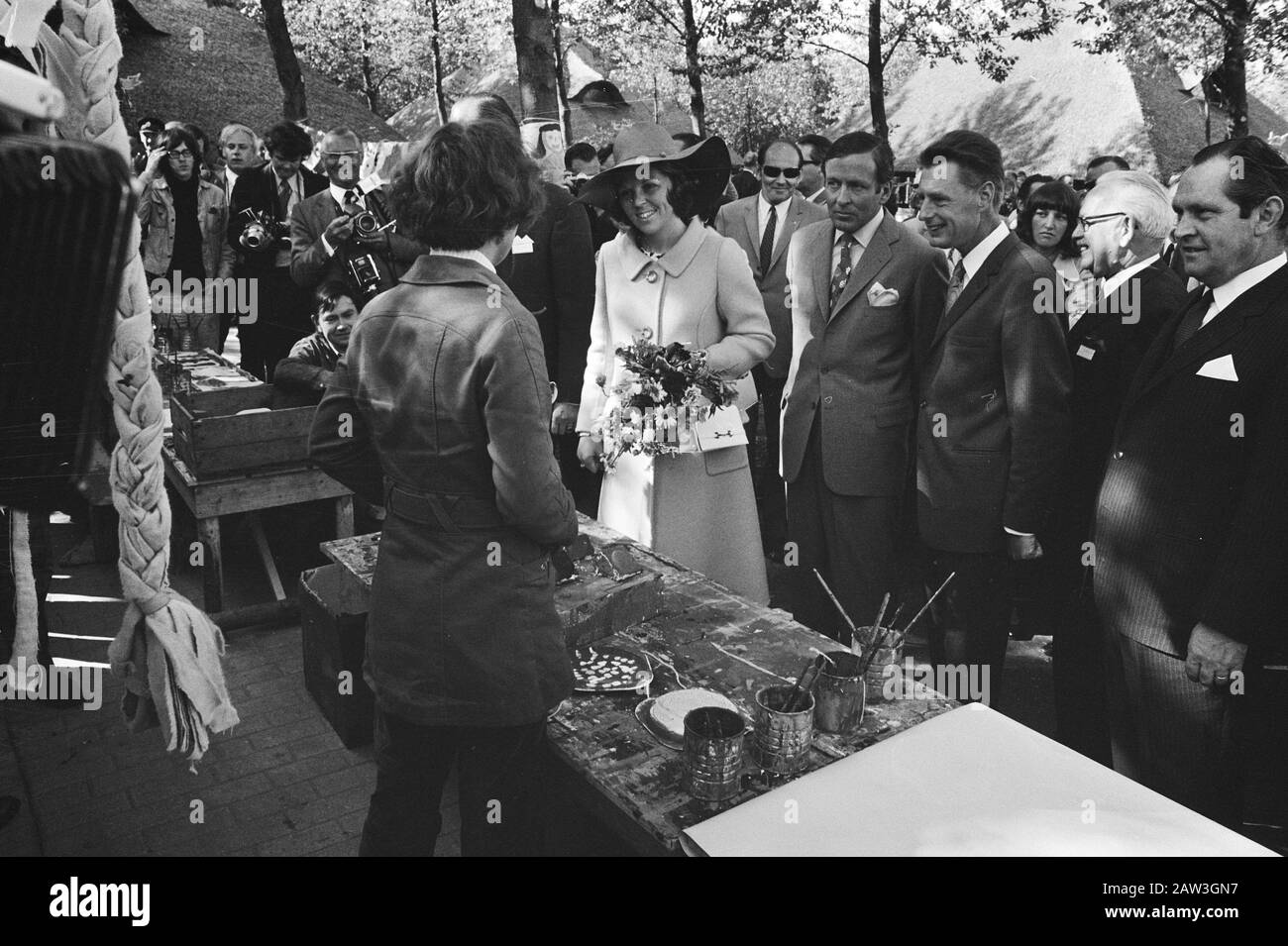 Prinzessin Beatrix und Prinz Claus haben die Nationale Landwirtschaftsdemonstration Flevohof in Flevopolder Prinzessin Beatrix und Prinz Claus während der Tour eröffnet Datum: 21. Mai 1971 Ort: Biddinghuizen, Dronten Schlüsselwörter: Landwirtschaft, Demonstrationen, Löcher, Fürsten, Prinzessinnen, Ausstellungen Personenname: Beatrix (Prinzessin Niederlande), Claus (Prinz Niederlande) Stockfoto