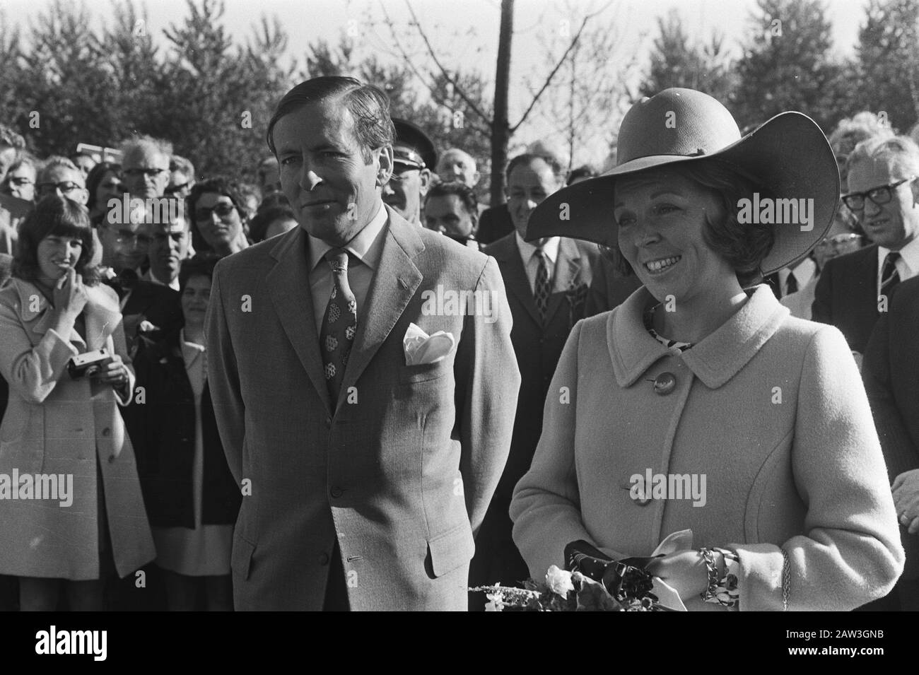 Prinzessin Beatrix und Prinz Claus haben die Nationale Landwirtschaftsdemonstration Flevohof in Flevopolder Prinzessin Beatrix und Prinz Claus während der Tour eröffnet Datum: 21. Mai 1971 Ort: Biddinghuizen, Dronten Schlüsselwörter: Landwirtschaft, Demonstrationen, Löcher, Fürsten, Prinzessinnen, Ausstellungen Personenname: Beatrix (Prinzessin Niederlande), Claus (Prinz Niederlande) Stockfoto