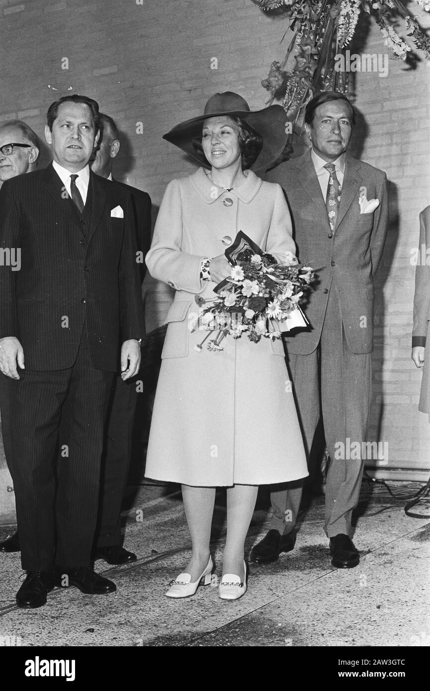 Prinzessin Beatrix und Prinz Claus haben die Nationale Landwirtschaftsdemonstration Flevohof in Flevopolder Prinzessin Beatrix und Prinz Claus Datum: 21. Mai 1971 Ort: Biddinghuizen, Dronten Schlüsselwörter: Landwirtschaft, Veranstaltungen, Eröffnungen, Fürsten, Prinzessinnen, Ausstellungen Personenname: Beatrix (Prinzessin Niederlande), Claus (Prinz Niederlande) Stockfoto