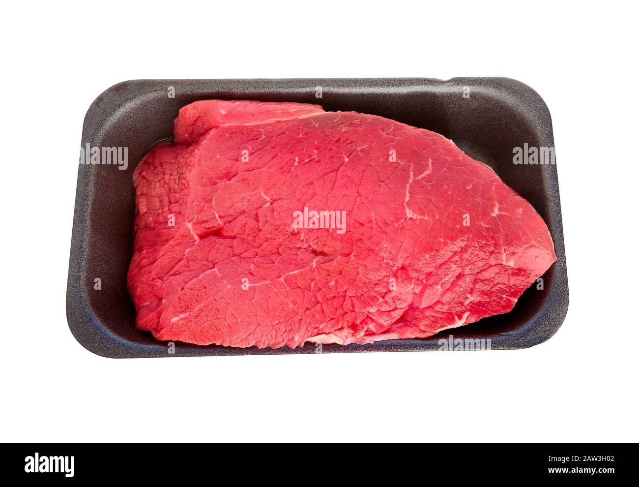 Frisches rohes Rindfleisch isoliert auf weißem Hintergrund, Draufsicht. Kunststoffschale mit Rinderfleischsirloin. Stockfoto