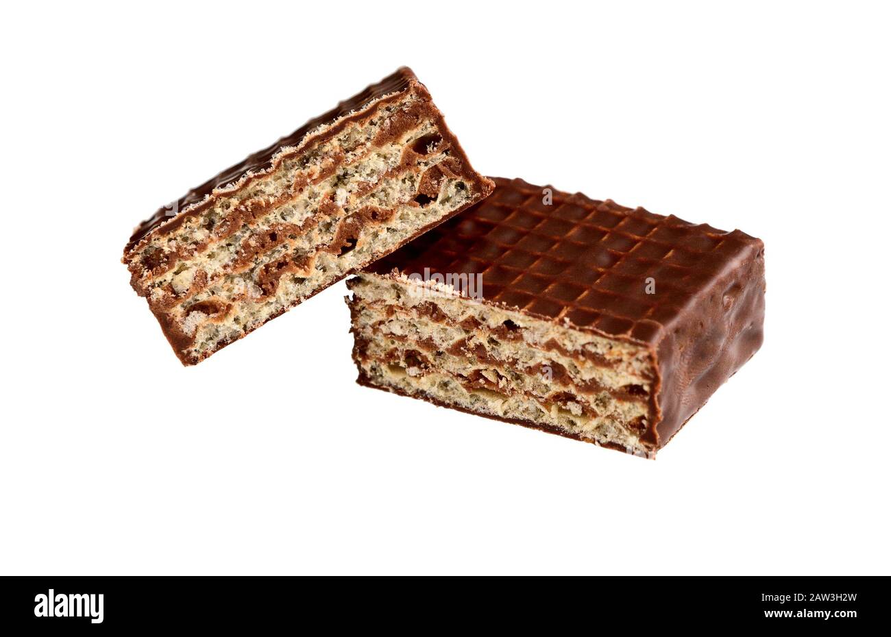 Сhocolate Wafer isoliert auf weißem Hintergrund. Stücke köstliche Schokoladenriegel. Schokoladenbonbons. Wafer-Scheibe. Stockfoto