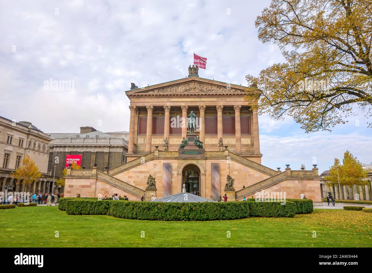 Außenansicht der alten Nationalgalerie auf der Museumsinsel in Berlin-Mitte. Das Pergamonmuseum links im Hintergrund. Stockfoto