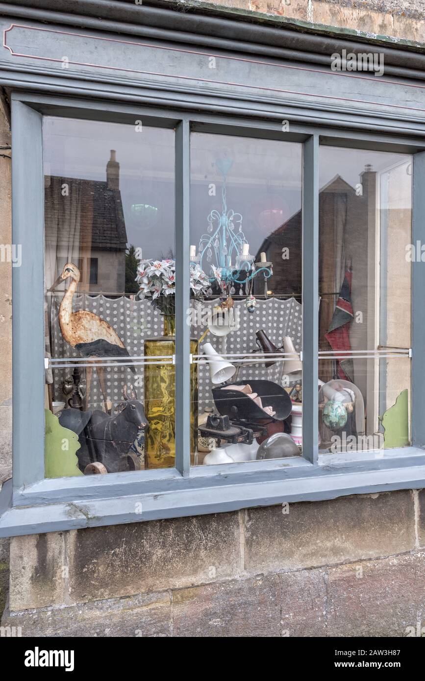 Fensteranzeige von Antiquitätengeschäften Stockfoto