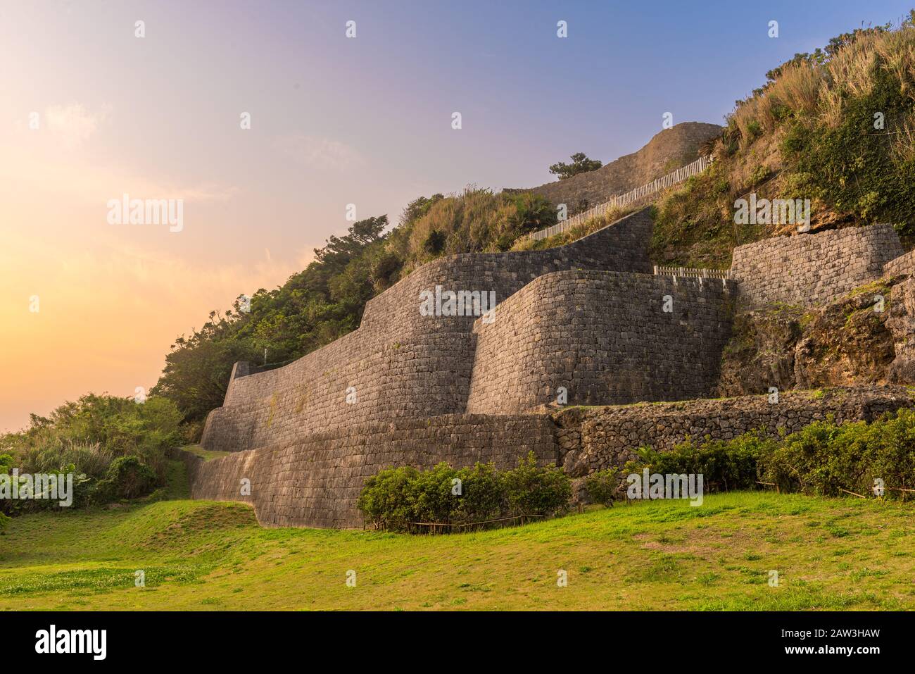 Urasoe, Okinawa, Japan bei Urasoe Burgruinen. Die Website ist Teil der berühmt-berüchtigten Metallsäge Kamm. Stockfoto