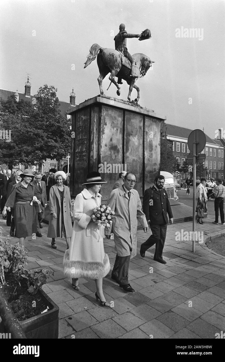 Eckpfeiler für den im Bau befindlichen Neubau des Staatsrates in Kneuterdijk Den Haag, der von Prinzessin Beatrix Prinzessin Beatrix zusammen mit Ruppert, Vice President of, errichtet wurde. Staatsrat, unterwegs vom Innenhof zur Baustelle Datum: 10. Oktober 1979 Ort: Den Haag, Südholland Schlüsselwörter: Eersteenleggingen, Gebäude, Bau, Prinzessinnen, Wanderperson Name: Beatrix, Prinzessin, Ruppert, Marinus Institution Name: Staatsrat: Croes, Rob C./Anefo Urheberrechtsinhaber: National Archives Material Typ: Negative (schwarz/weiß) Archivinventarnummer: Siehe Zugriff 2.24.01.0 Stockfoto