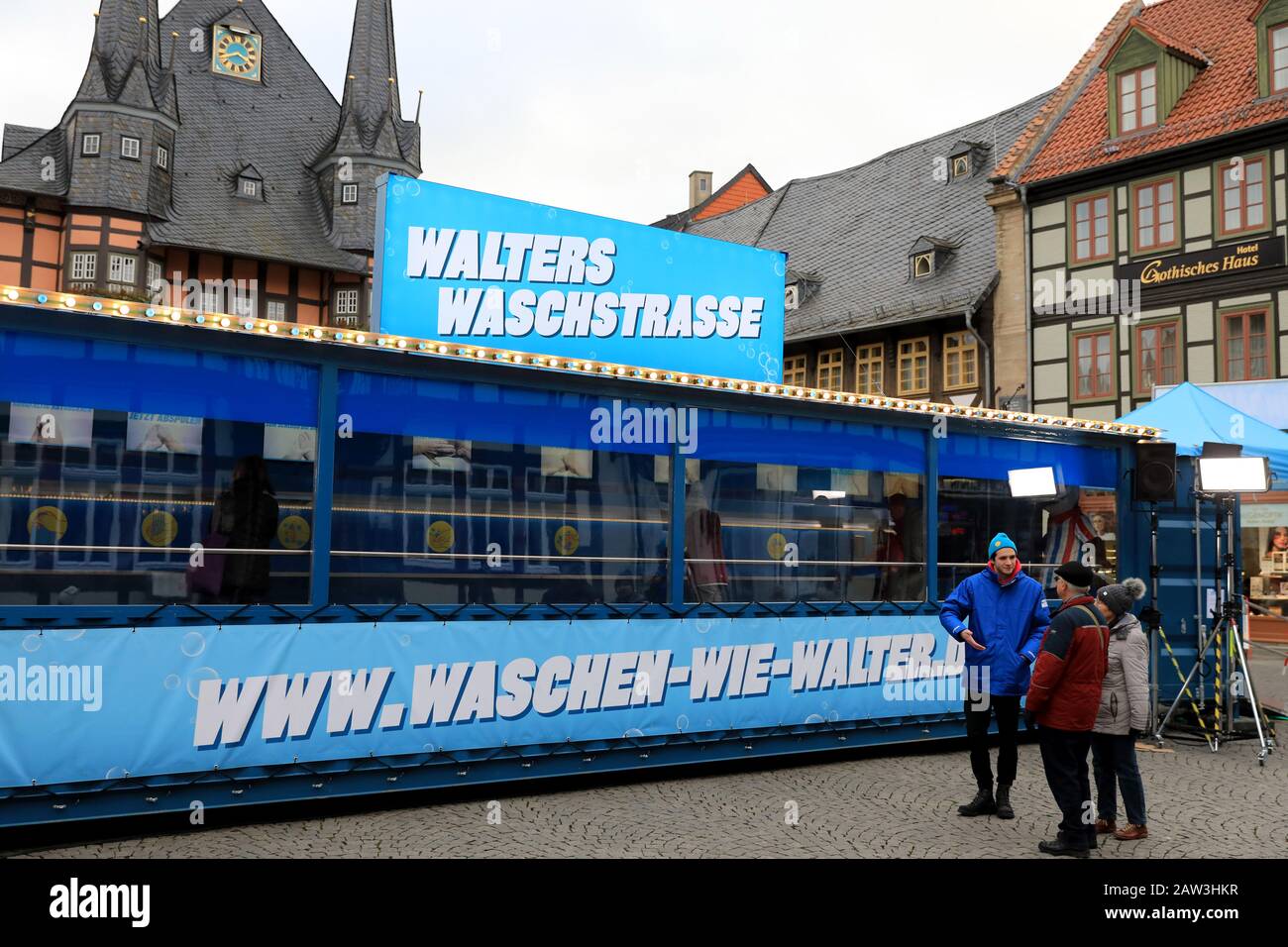 06. Februar 2020, Sachsen-Anhalt, Wernigerode: Auf dem Marktplatz in  Wernigerode gibt es die "Waschmaschine für die Hände". Das  Bundesgesundheitsministerium will die Menschen über eine richtige  Handwäsche informieren und hat deshalb die Kampagne "