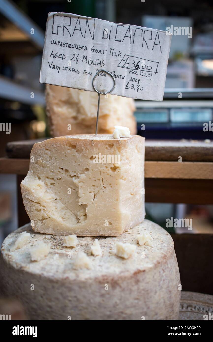 Verschiedene Käsesorten an einem Schalter zum Verkauf am Borough Market. Grana di Capra. Ziegenmilch Stockfoto