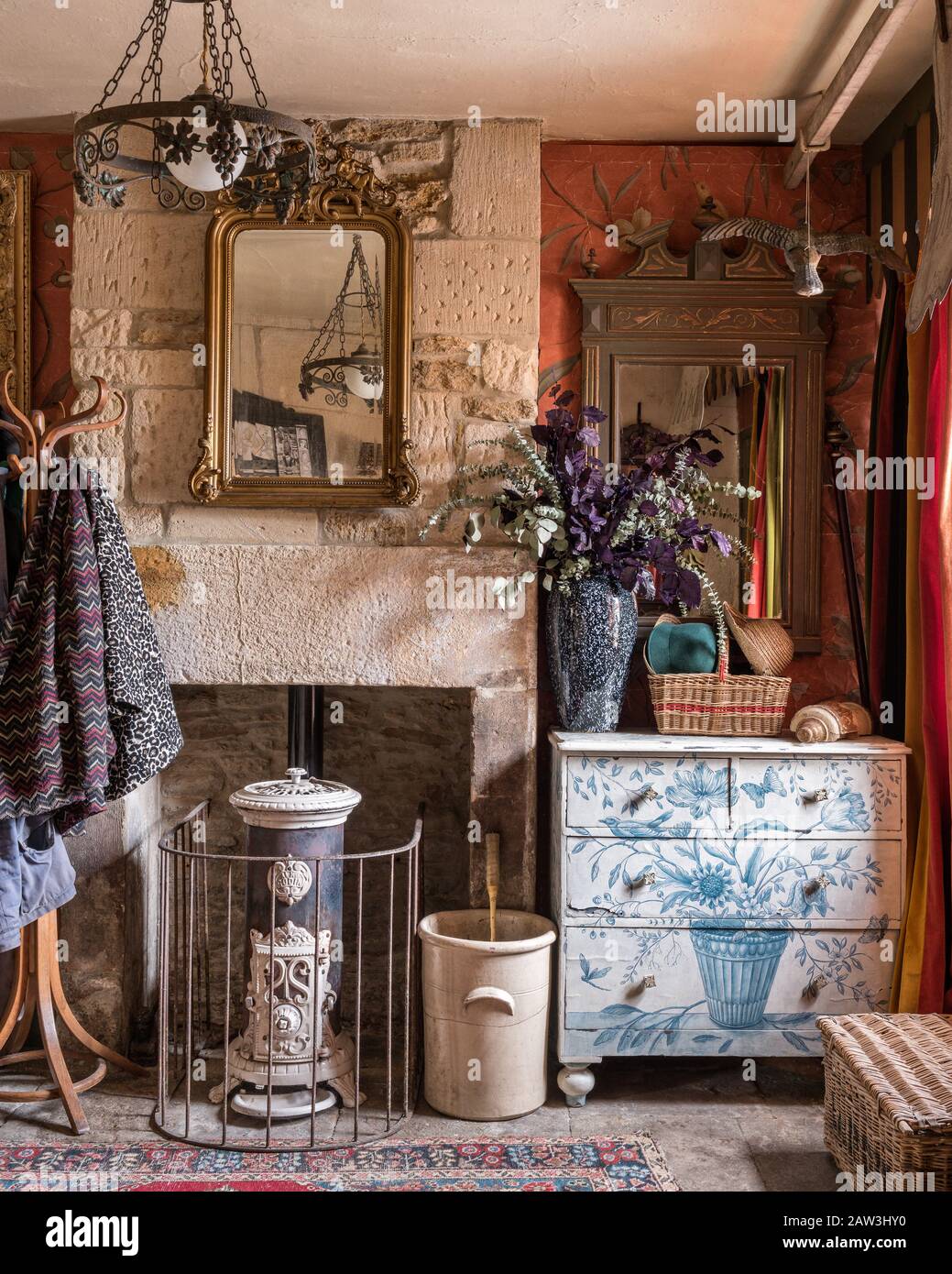 Kleiderständer und Schubladen am alten Kamin Stockfoto