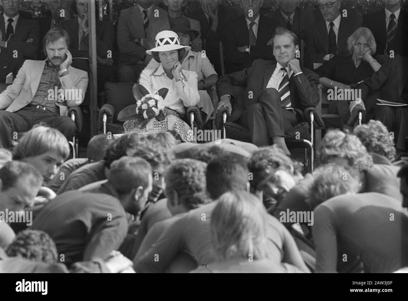 Prinzessin Beatrix eröffnet neue Emiliehoeve Haager Prinzessin Beatrix Gespräche mit den Bewohnern Datum: 31. August 1976 Ort: Den Haag, Zuid-Holland Personenname: Beatrix, Prinzessin, Emiliehoeve Stockfoto