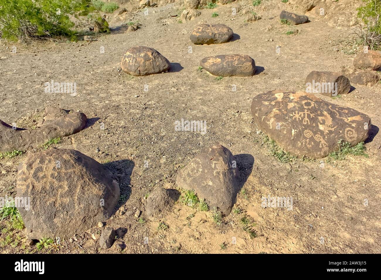 Eine Nahaufnahme der petrolglyph bedeckten Lavagesteine des Wahrzeichen von Arizona, Rocky Point genannt. Diese Petroglyphen sind Hunderte, wenn nicht sogar Tausende von y Stockfoto