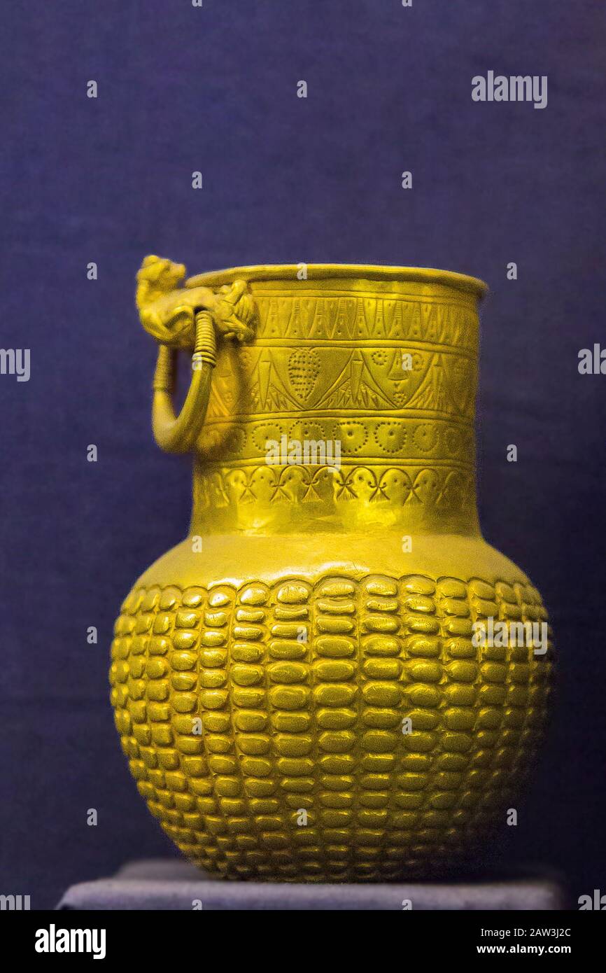 Ägypten, Kairo, Ägyptisches Museum, eine Vase, die im Schatz von Zagazig (Bubastis) im ägyptischen Delta gefunden wurde. Gold. Der Griff ist eine Kalbe, die sich hinlegt. Stockfoto